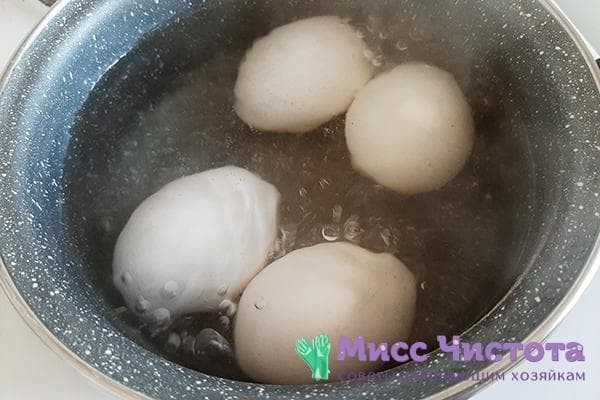 Варю яйца так, что скорлупа легко отделяется сама, – вам этот способ тоже понравится