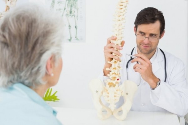 В чем разница между остеопорозом и остеохондрозом: как лечить эти болезни?