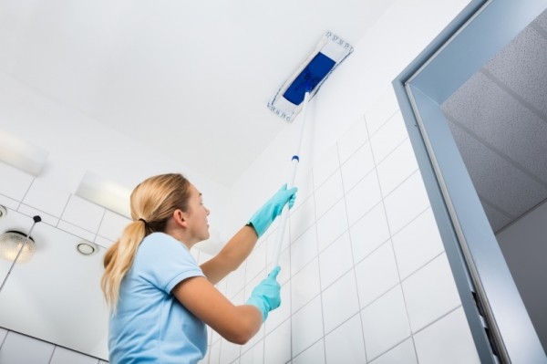 Натяжной потолок можно и нужно мыть – несколько советов