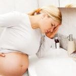 Почему и на каких сроках начинает тошнить при беременности, как избавиться