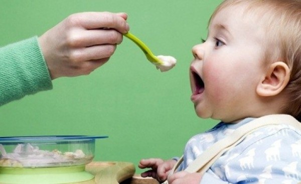 До какого возраста нужно и можно кормить смесью ребенка