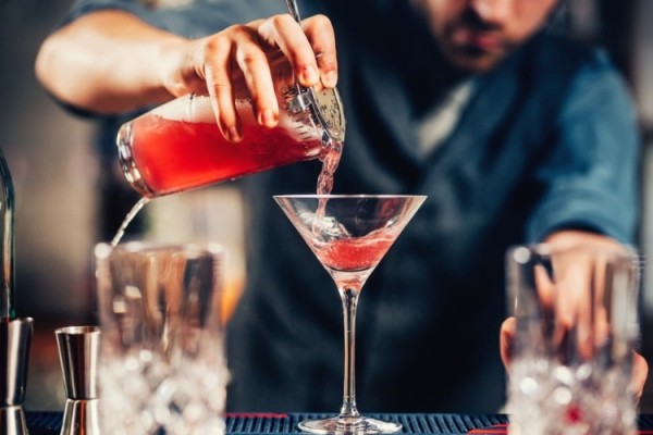 Мартини Розато – как пить розовый вермут и в какие коктейли добавлять
