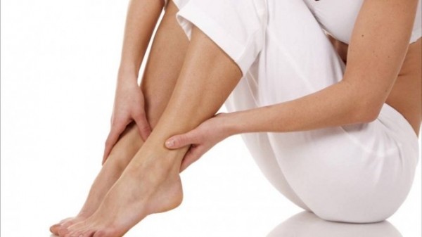 Почему во время месячных могут болеть ноги