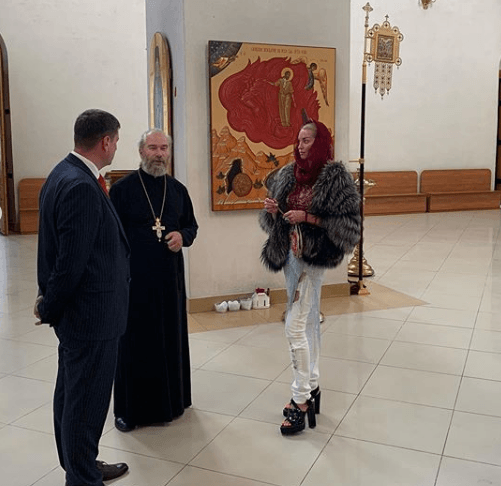 Экстравагантность везде: Анастасия Волочкова посетила монастырь в джинсах и на высоких каблуках
