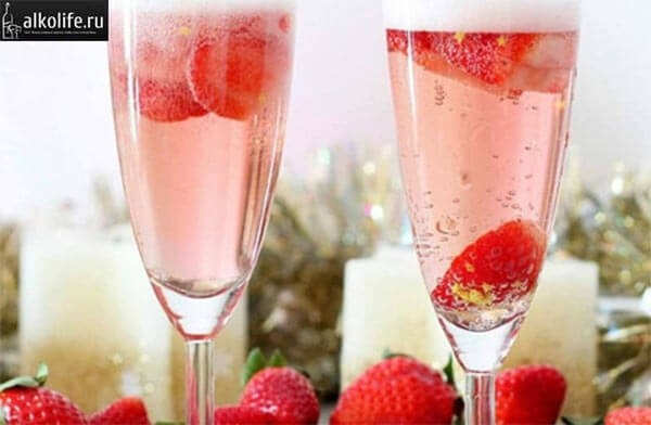 Шампанское с ягодами клубники