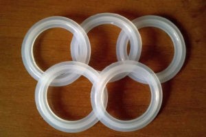 Почему резиновые прокладки для самогонного аппарата проигрывают силиконовым? Как сделать уплотнения из силикона своими руками