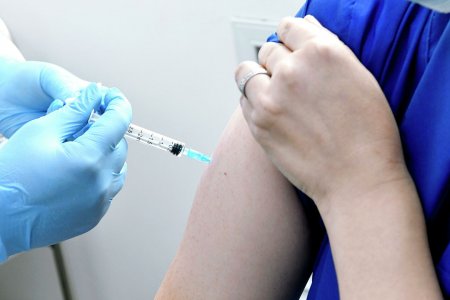 Прививку делать не стоит: профессор назвал малоизвестное противопоказание к вакцинации пожилых людей