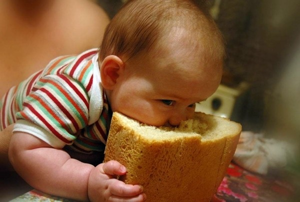 Когда и как можно давать хлеб грудничку в прикорм, какие изделия и что не желательно ребенку
