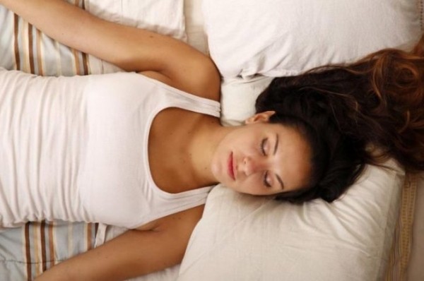 5 причин обратить внимание на положение головы на подушке во время сна