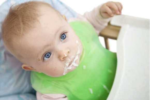 Почему ребенок часто срыгивает после кормления