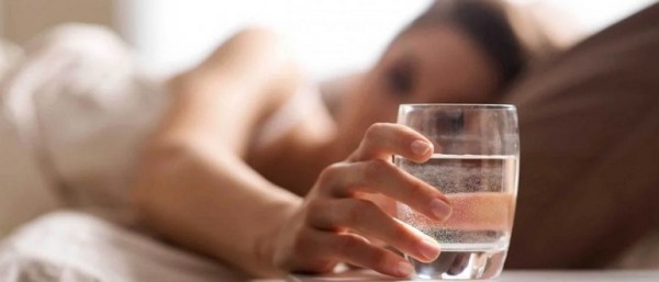 Полезно ли пить воду утром натощак