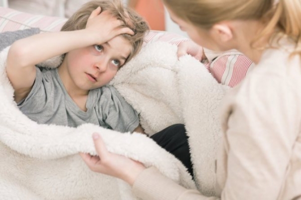 Болит шея у ребенка с температурой: причины и способы лечения