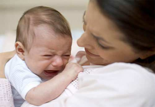 Почему ребенок во время кормления выгибается и плачет