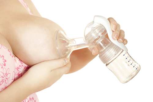 Как правильно и безопасно сцеживать грудное молоко руками