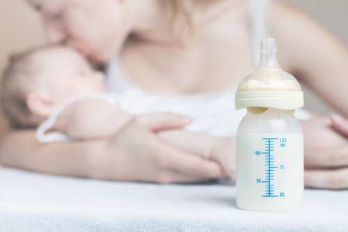 Как правильно и безопасно сцеживать грудное молоко руками