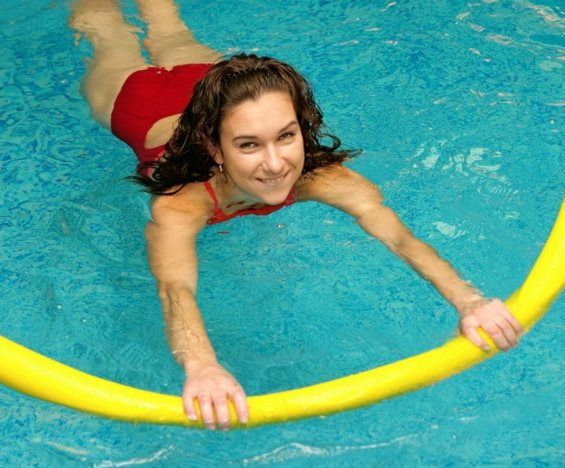 Как правильно плавать в бассейне при грыже позвоночника