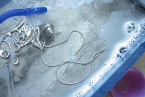 Чем чистить почерневшее серебро эффективно в домашних условиях?