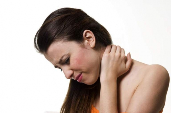 Опухла шея: припухлость в области шеи над ключицей, причины