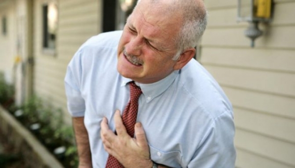 Боль в грудине и ком в горле — что значат симптомы
