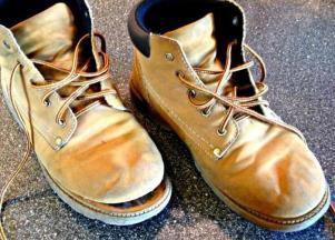 Чем и как приклеить отвалившуюся подошву обуви – советы и инструкции