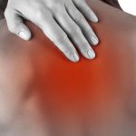 Почему при кашле может отдавать в спину, сопутствующие симптомы и методы лечения
