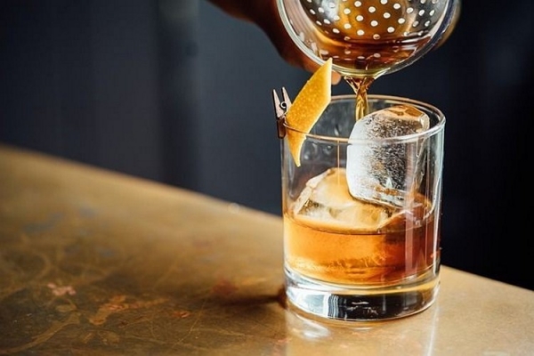 С чем и как пьют виски — правила этикета и традиции разных стран