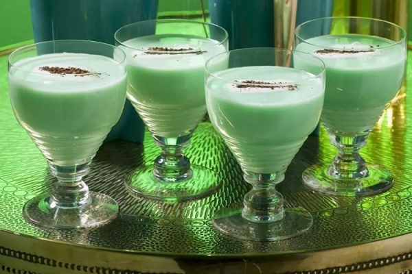 Рецепт коктейля Кузнечик (Grasshopper) — секреты приготовления зеленого напитка, классический состав и его вариации