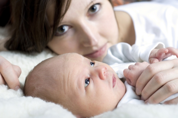 Когда новорожденный начинает узнавать маму, сроки и особенности развития зрения у ребенка