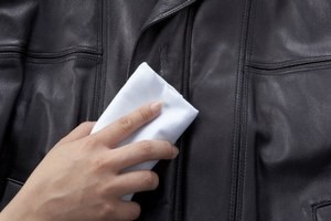 Как стирать кожаную куртку – советы по удалению пятен