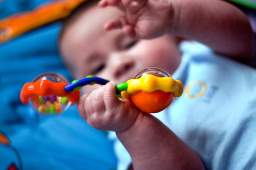 Когда новорожденный начинает реагировать на погремушку и играть, как сделать своими руками