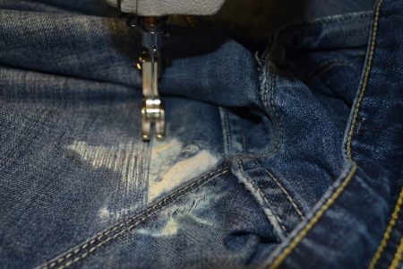 Как пришить заплатку на джинсы своими руками: лучшие техники и советы