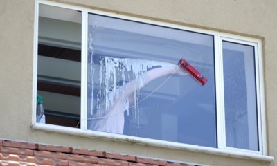 Советы опытных хозяек, как правильно мыть окна магнитной щеткой