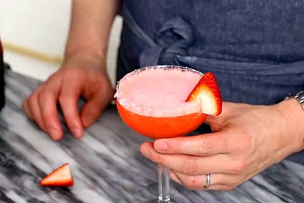 Клубничная Маргарита (Strawberry Margarita) — рецепт приготовления в домашних уловиях