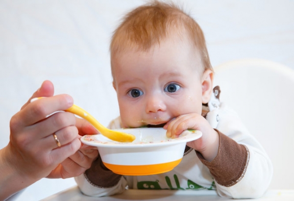 Особенности режима дня ребенка в 8 месяцев, распорядок питания, прогулок и сна