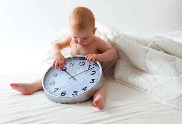 Особенности режима дня ребенка в 8 месяцев, распорядок питания, прогулок и сна
