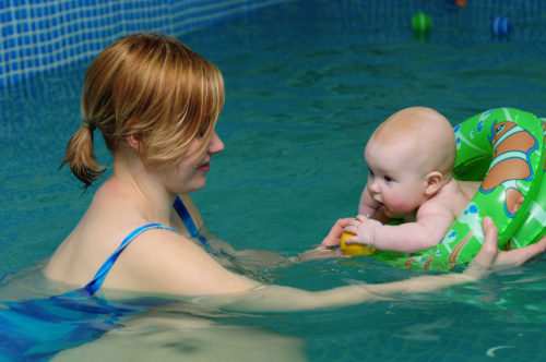 Обучение плаванию и занятия в бассейне для грудничков