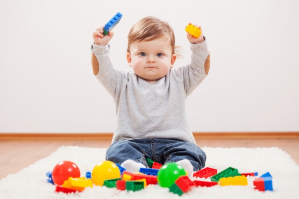 Особенности развития ребенка в 11 месяцев, что должен уметь, вес и рост, как играть