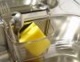 Полезные рекомендации, где лучше всего хранить губку для мытья посуды на кухне