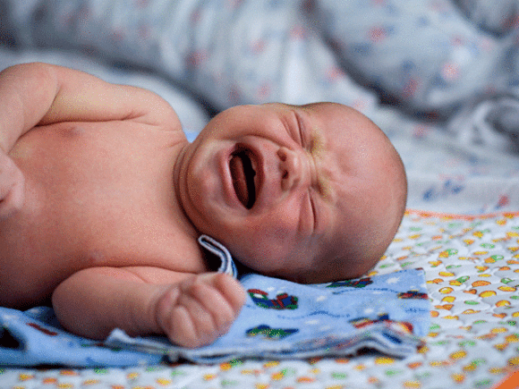 Почему младенец выгибает спину и плачет